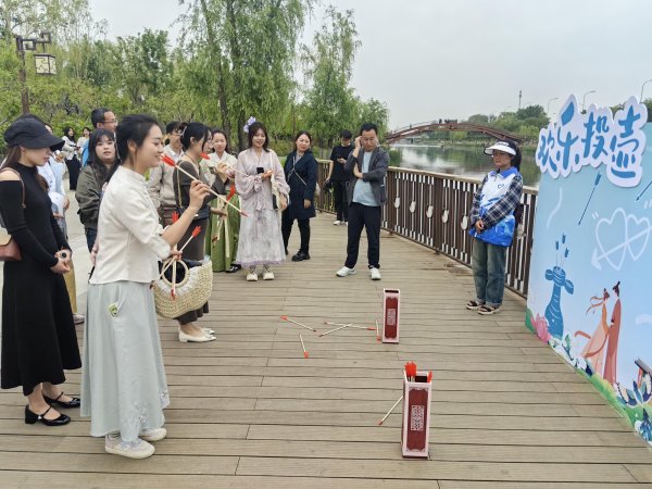 象泰配资 打造浪漫地标！“五四”青年节清河之洲摆起“脱单局”