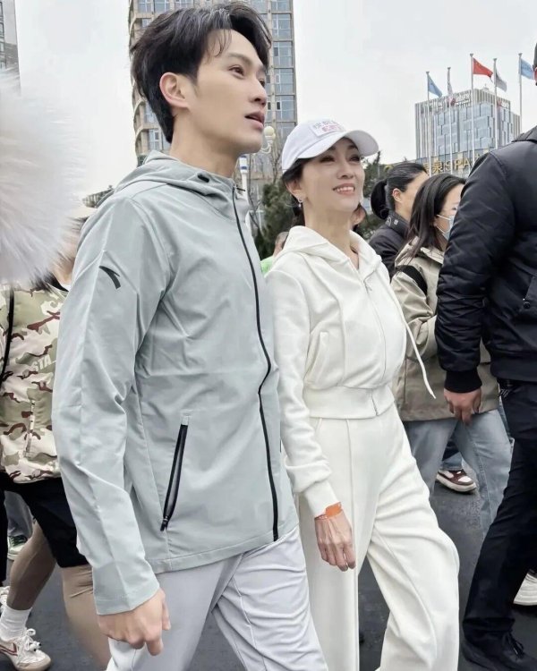 园十州 赵雅芝儿子被曝光，六块腹肌，颜值身材秒杀小鲜肉！